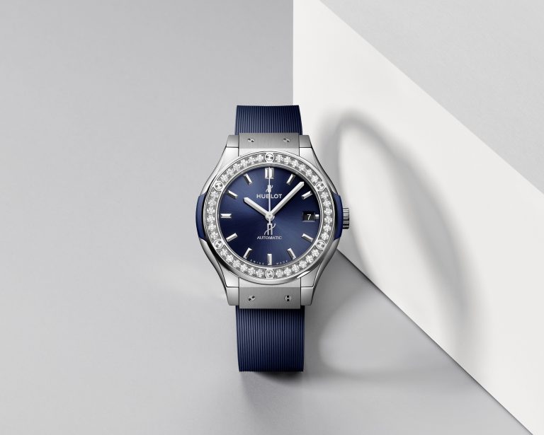 高質感神祕學院風 Hublot 經典融合系列鈦金藍腕錶