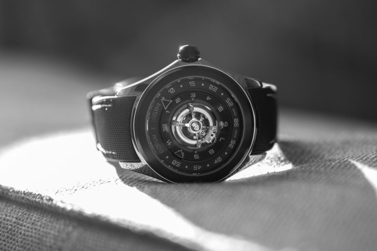 CORUM 崑崙錶與 Label Noir 攜手 Bubble 47 中置陀飛輪