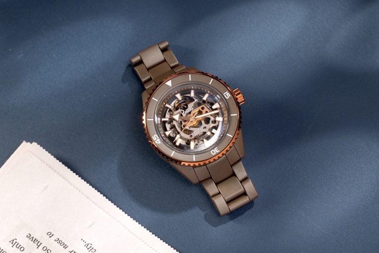 霧面橄欖綠點綴亮眼玫瑰金 Rado 雷達表庫克船長橄欖綠高科技陶瓷鏤空腕錶