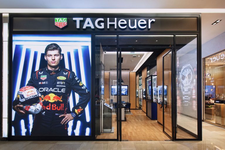 TAG Heuer 泰格豪雅Mega City 板橋大遠百專賣店盛大開幕 《追夢前行 競逐不止》古董時計巡迴展全台首站登場