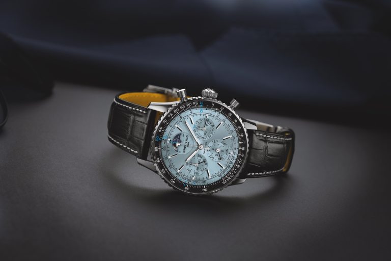 百年靈打造全新NAVITIMER B19 萬年曆計時碼錶 結合冰藍錶盤與鉑金錶圈 雋永之作代代相傳