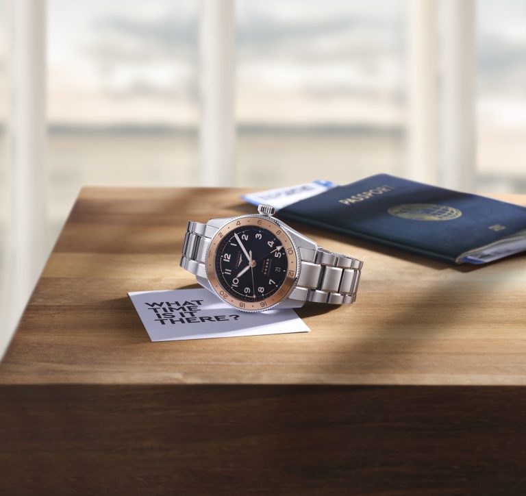 讀史總覧 2025新錶】LONGINES｜亨利卡維爾優雅演繹浪琴表ZULU TIME 1925先行者