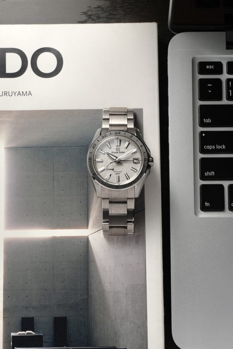 灰色控的最愛—Grand Seiko Evolution 9 Sport Spring Drive GMT SBGE285「晨霧」一週上手體驗