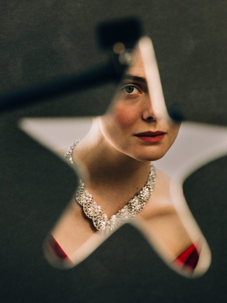 品牌大使艾兒·芬妮領銜演繹 En Équilibre 系列卡地亞頂級珠寶閃耀第 83 屆金球獎紅毯