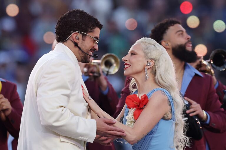 不只是表演 更是行動藝術！Lady Gaga 佩戴蕭邦珠寶震撼超級盃 每一幕都像大片